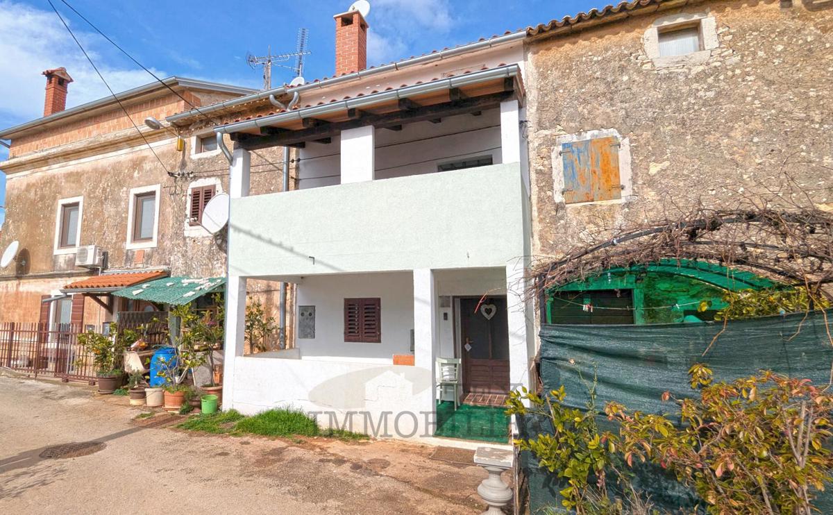 Poreč okolica - kuća u nizu udaljena 8 km od mora