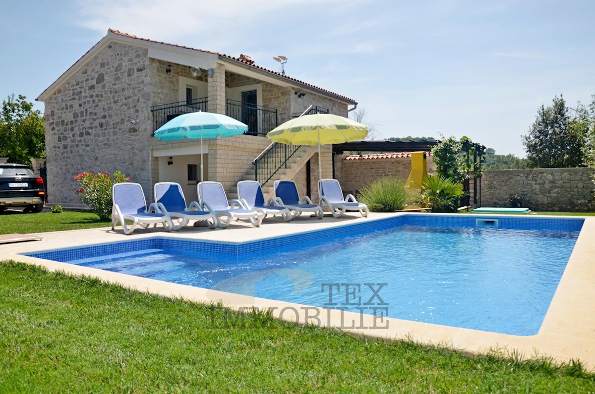 A beautiful villa with a swimming pool near Poreč