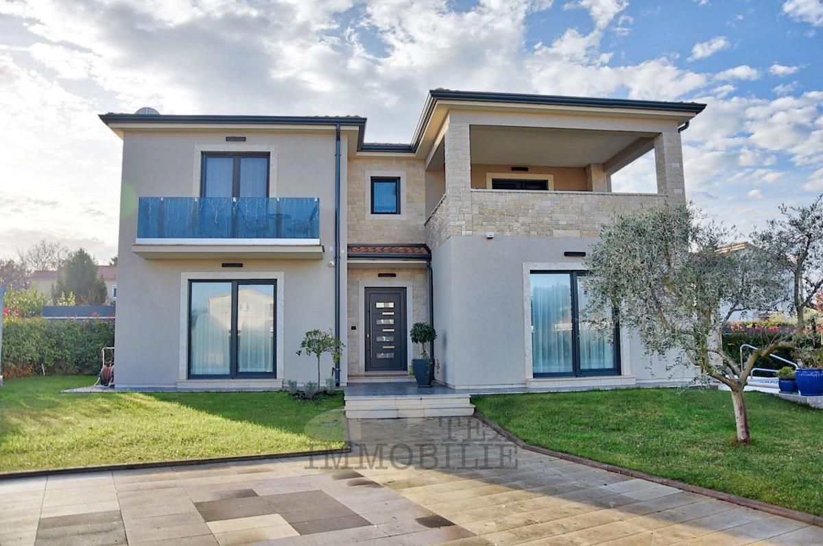 Charming semi-detached house in Porec , 316 m2