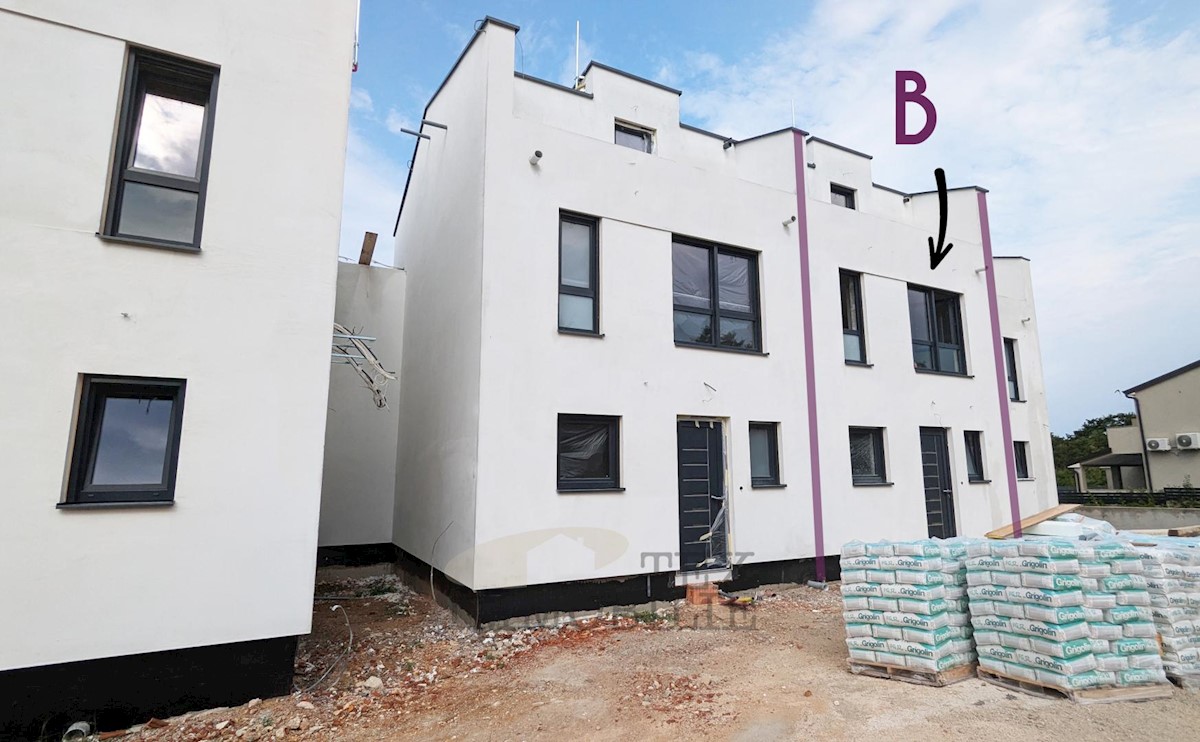 Modern terraced house in Poreč, 2 km from the sea