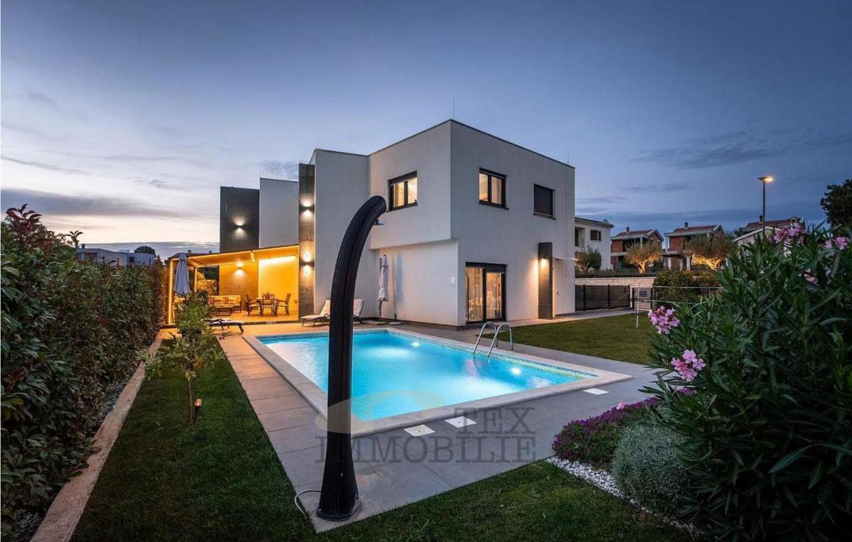 Modern house with pool and sea view, 158m2