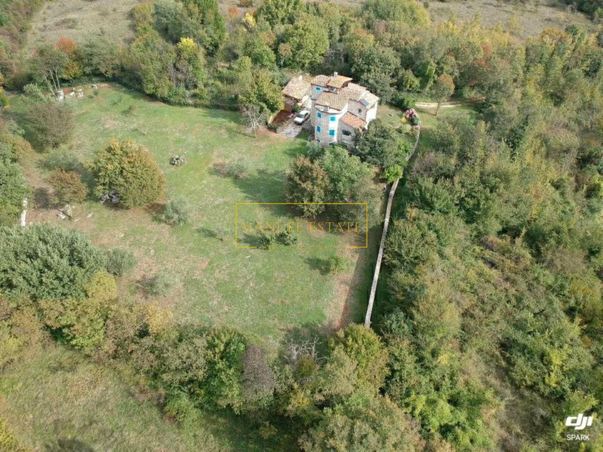 Samoodrživa kamena kuća sa zemljištem od 4.348 m2, Poreč