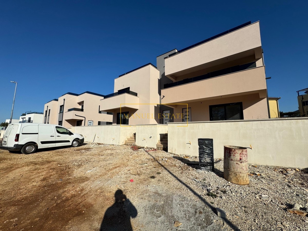 BEAUTIFUL 112.43 M² APARTMENT WITH THREE BEDROOMS IN A GREAT LOCATION IN POREČ, 2 KM FROM THE SEA, ISTRIA!