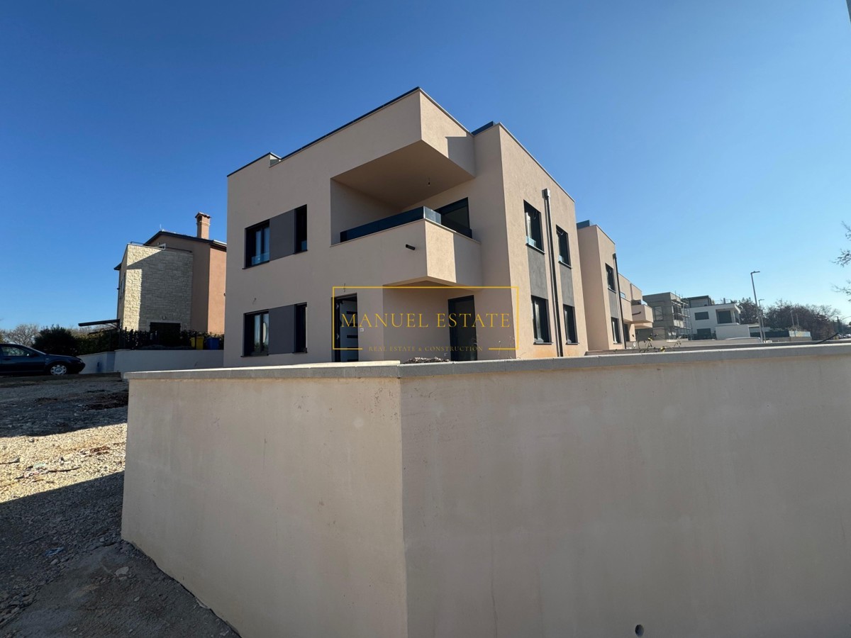 LUXURY APARTMENT 106.03 M² WITH 3 BEDROOMS, PRIVATE ENTRANCE, GARDEN AND TWO PARKING SPACES – POREČ, ISTRIA!