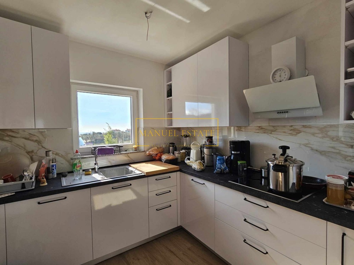 Kamena kuća u nizu s pogledom na more, okolica Poreča