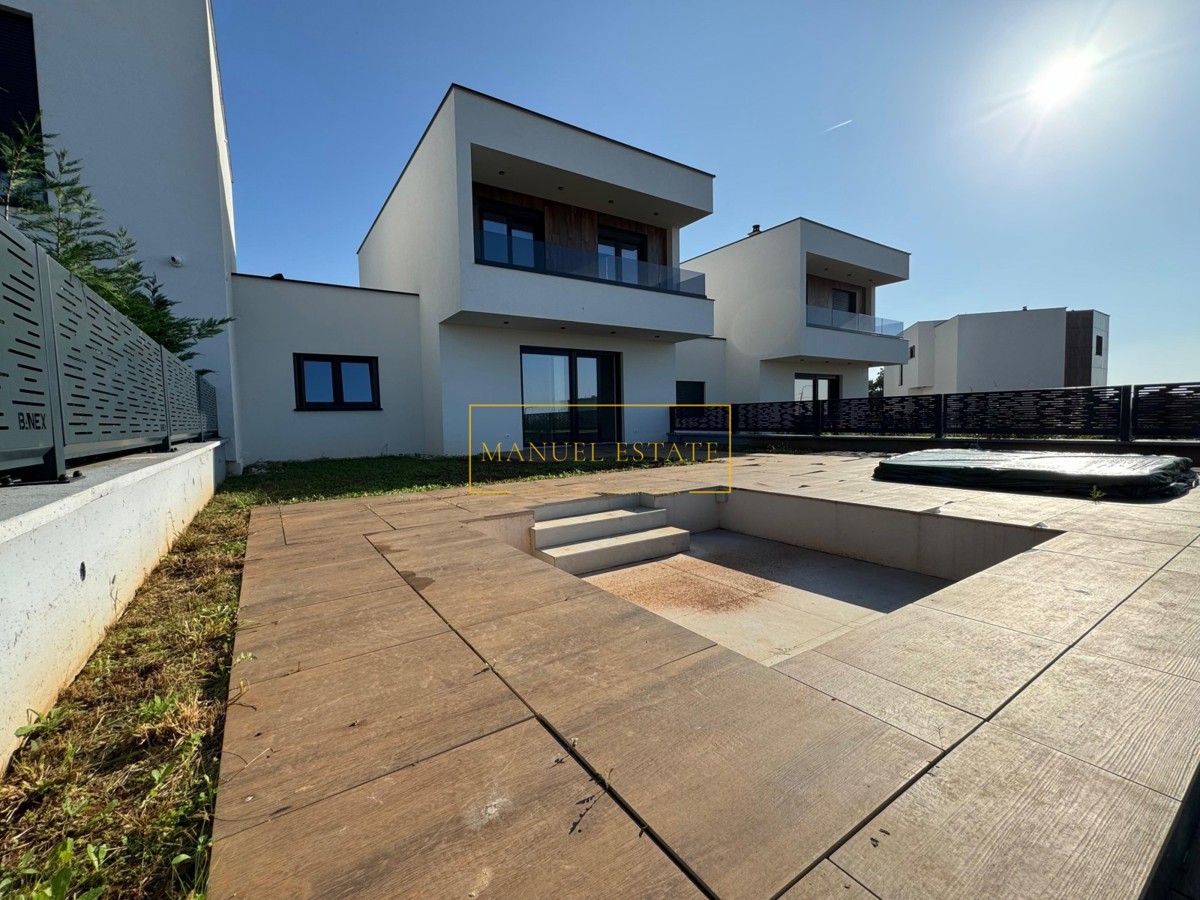 LUKSUZNA VILA S POGLEDOM NA MORE I JACUZZIJEM U SRCU POREČA, ISTRA!