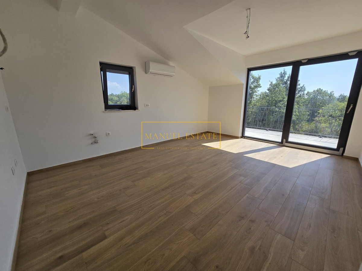 BEAUTIFUL 138 M² APARTMENT ON THE SECOND FLOOR WITH TWO TERRACES IN THE POREČ AREA, ISTRIA!