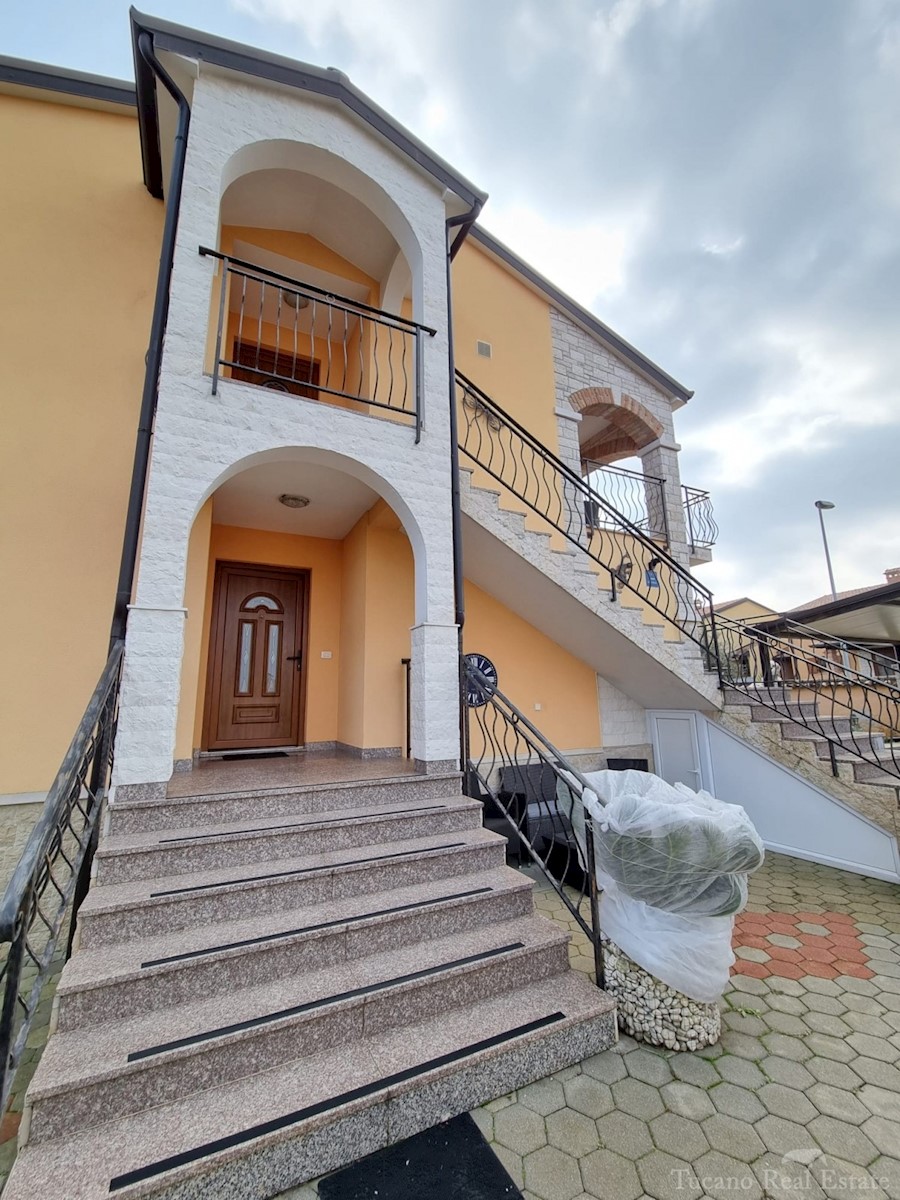 Haus mit zwei Wohnungen