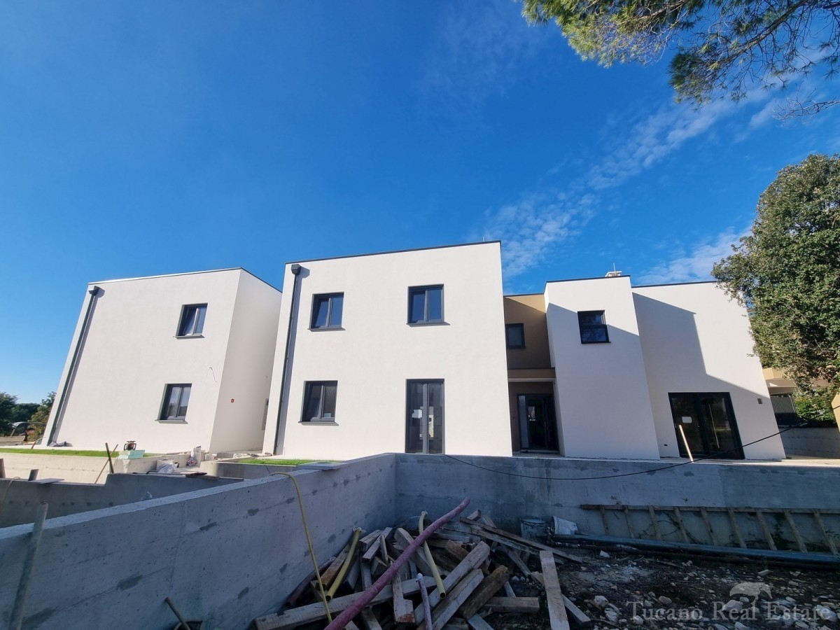 NEW BUILDING !!! Ground floor apartment with garden, 2 km from the sea