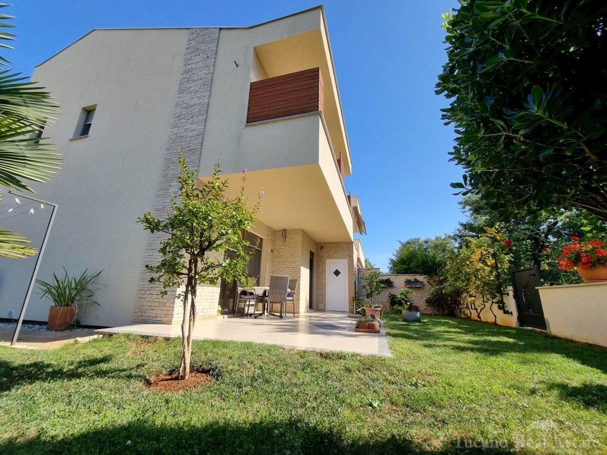 Doppelhaushälfte mit zwei Wohnungen im weiteren Zentrum von Poreč