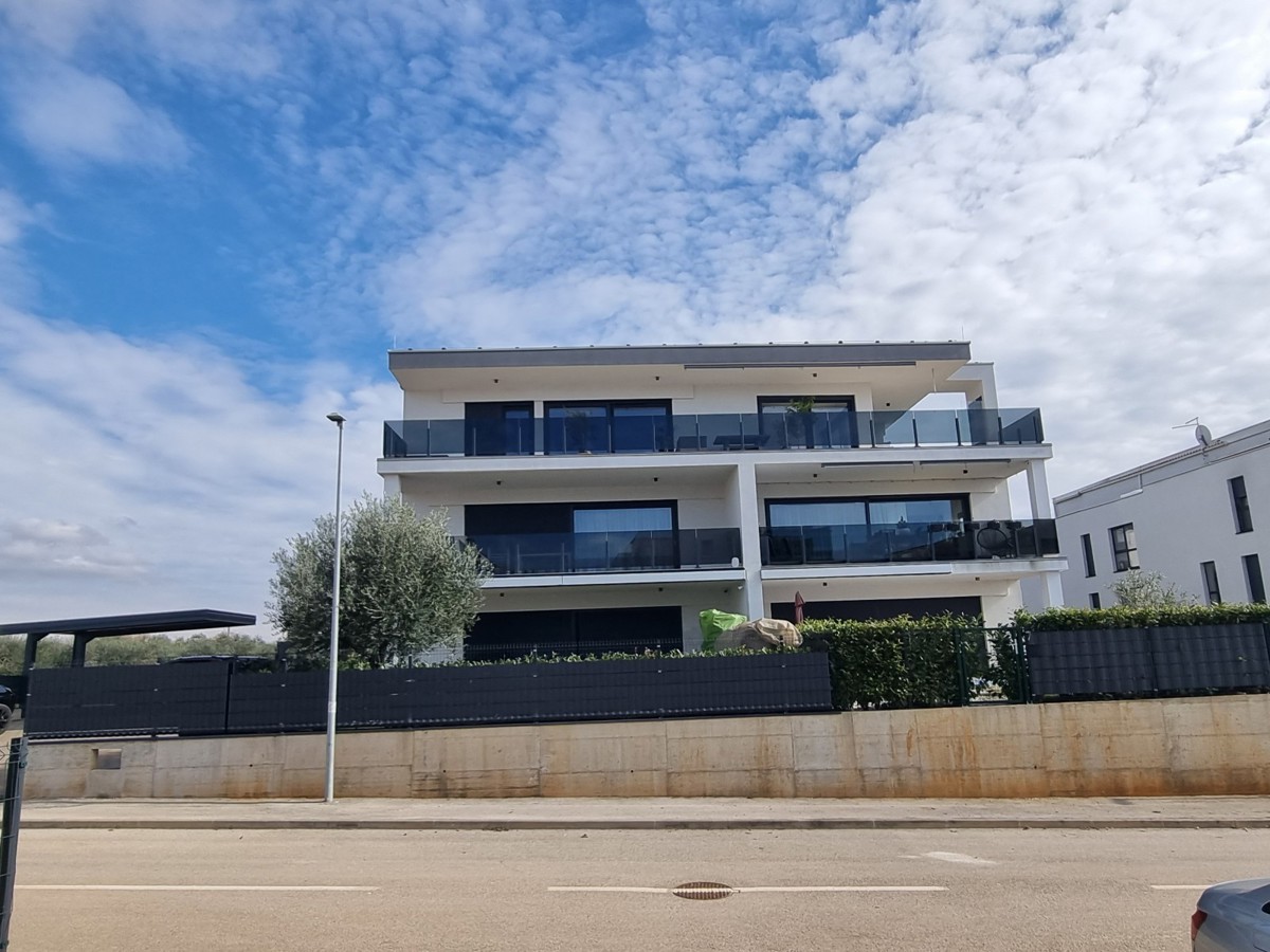 Stan na 1.katu s pogledom na more u Novigradu