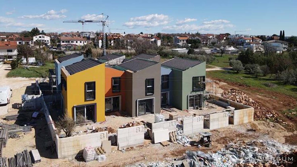 Dieses moderne und komplett eingerichtete Reihenhaus liegt in der wunderschönen Umgebung von Poreč.