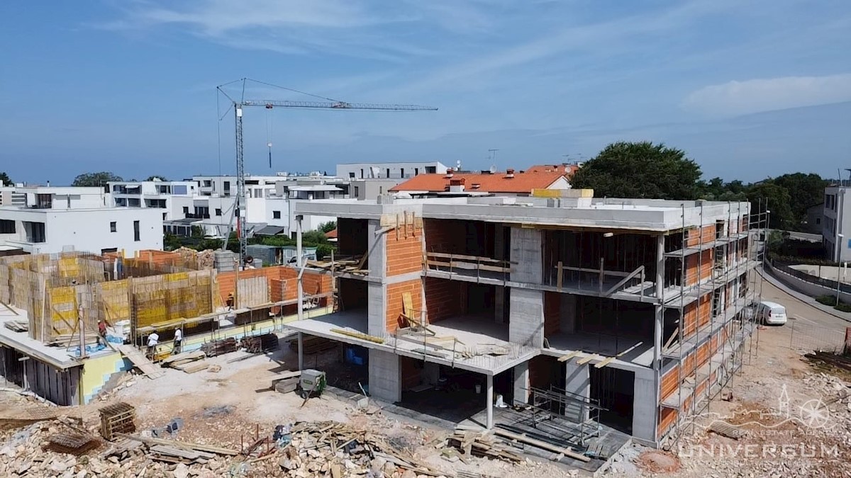 Stan u prizemlju u modernoj zgradi u Novigradu