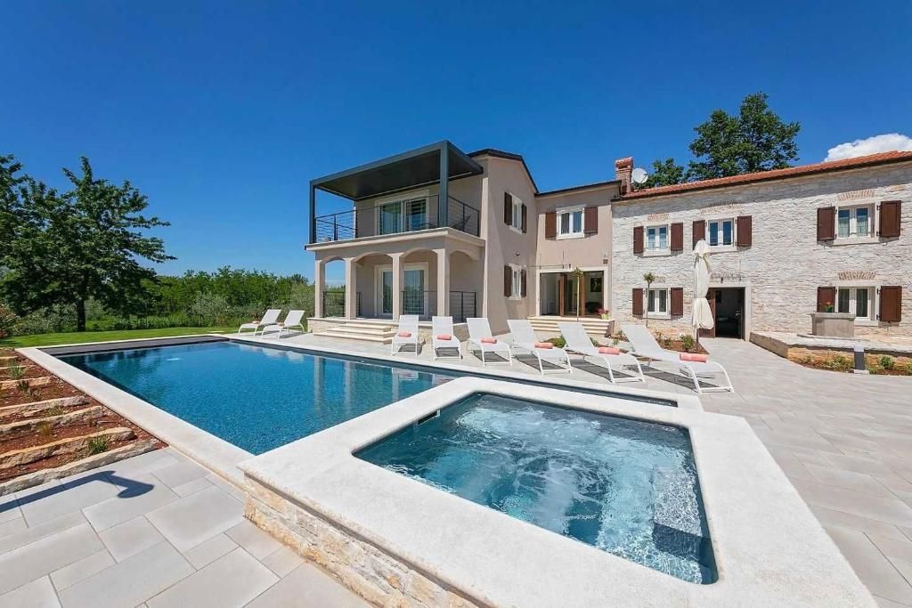 Modern villa with pool, near Poreč