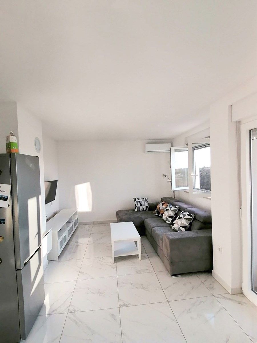 Dvosoban stan s terasom, novogradnja, okolica Poreča