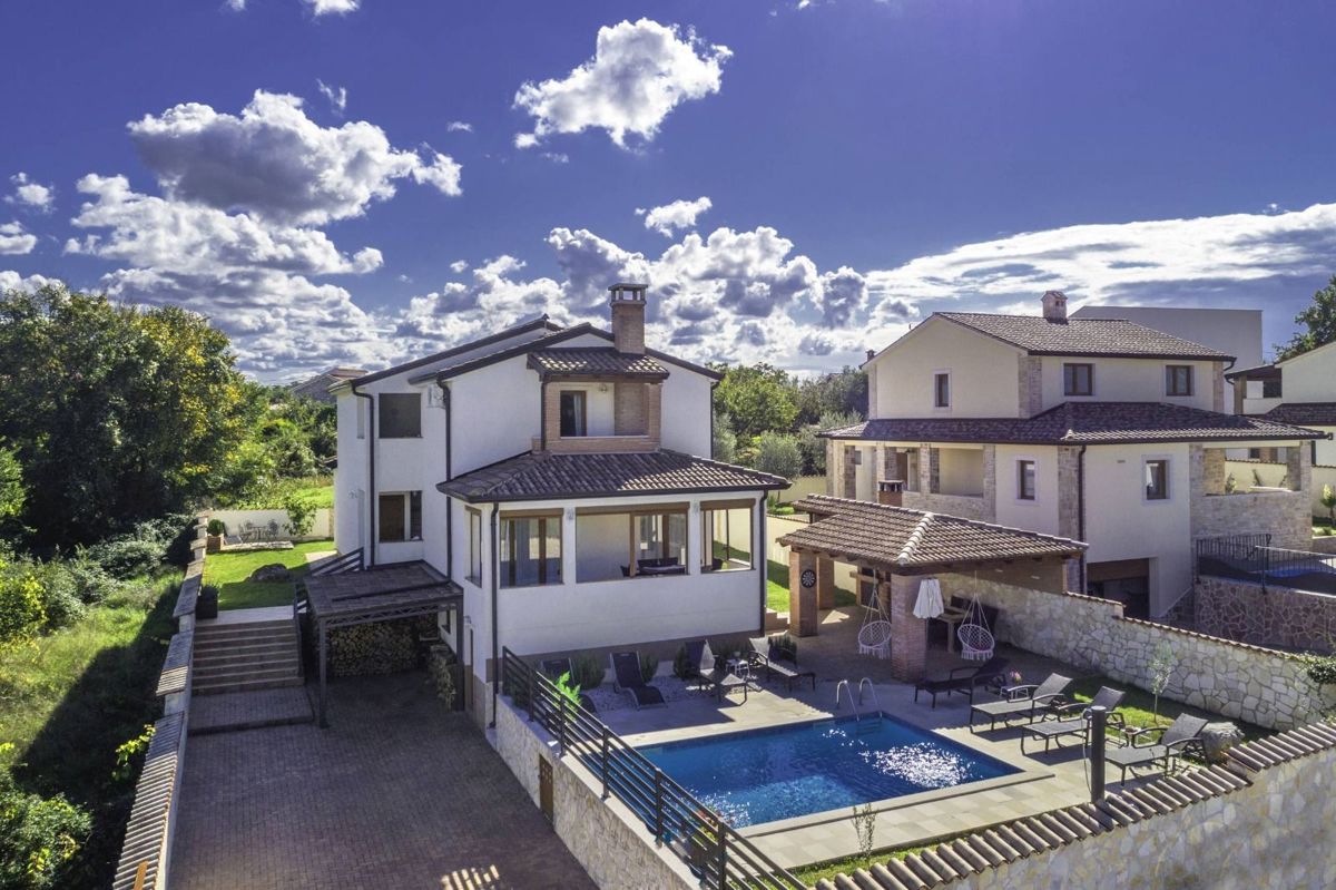 A house with three residential units and a swimming pool, near Poreč