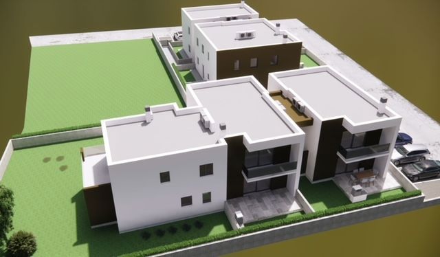 Prostrani dvoetažni stan sa okućnicom, okolica Poreča