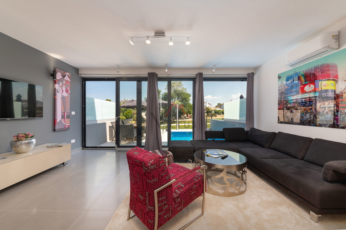 POREČ, SURROUNDINGS - house with pool